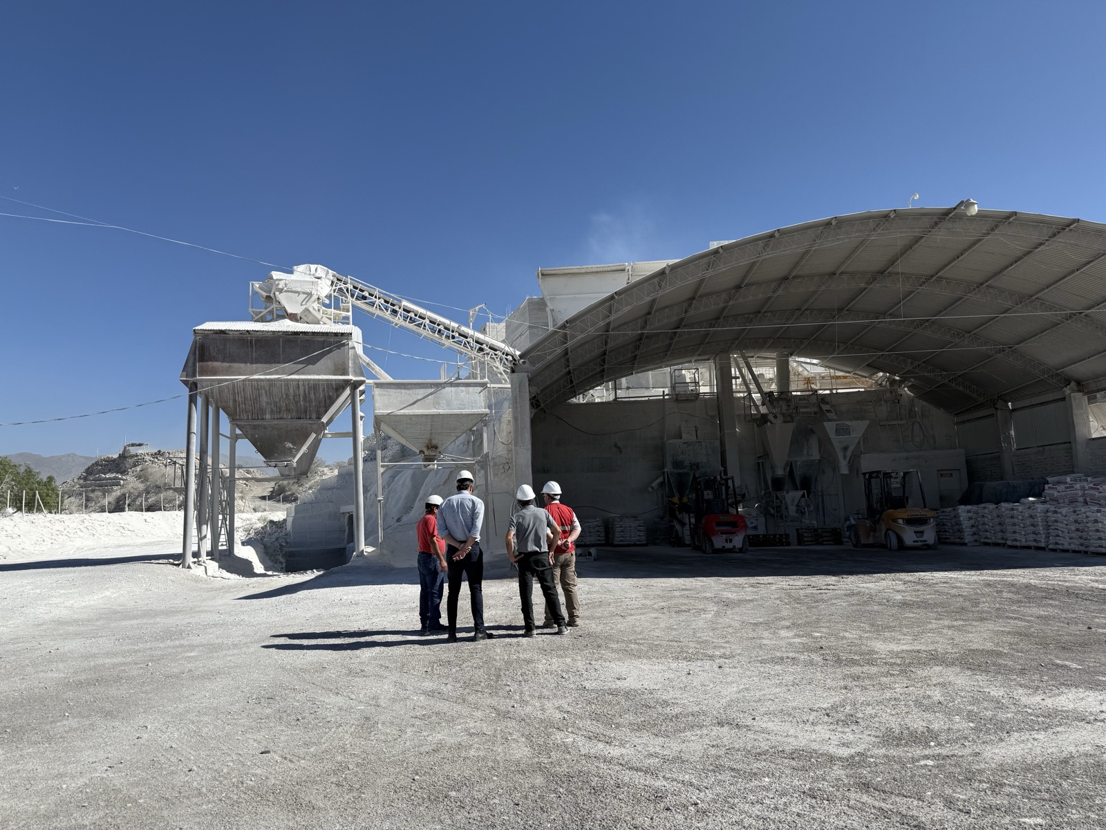 Vista exterior con operarios y mañana clara