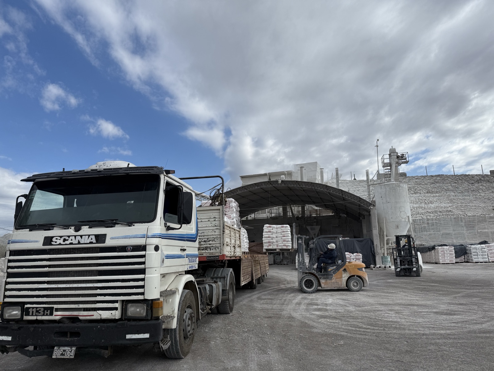Camión Scania cargando bolsas en la planta
