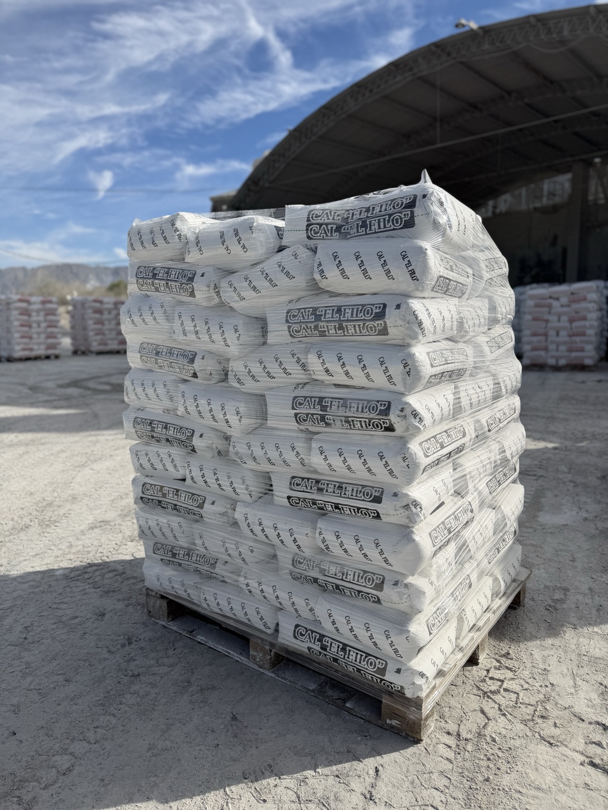 Pallet de bolsas Cal El Filo listo para despacho